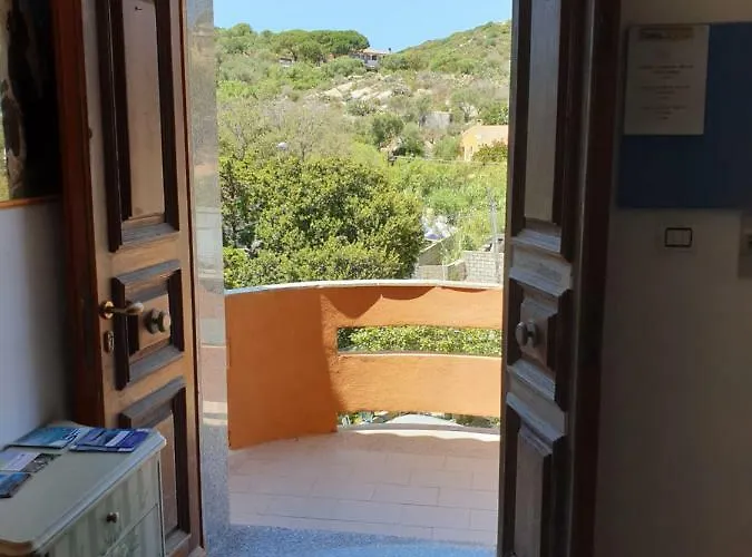 Guest House Tra Rocce E Mare 4*