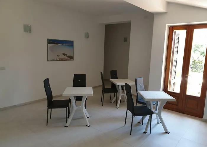 Guest House Tra Rocce E Mare Bed & Breakfast 4*